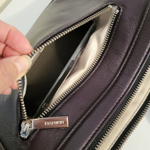 ✨DANIER✨ Expandable Leather Crossbody Purse - Picture 8 of 9